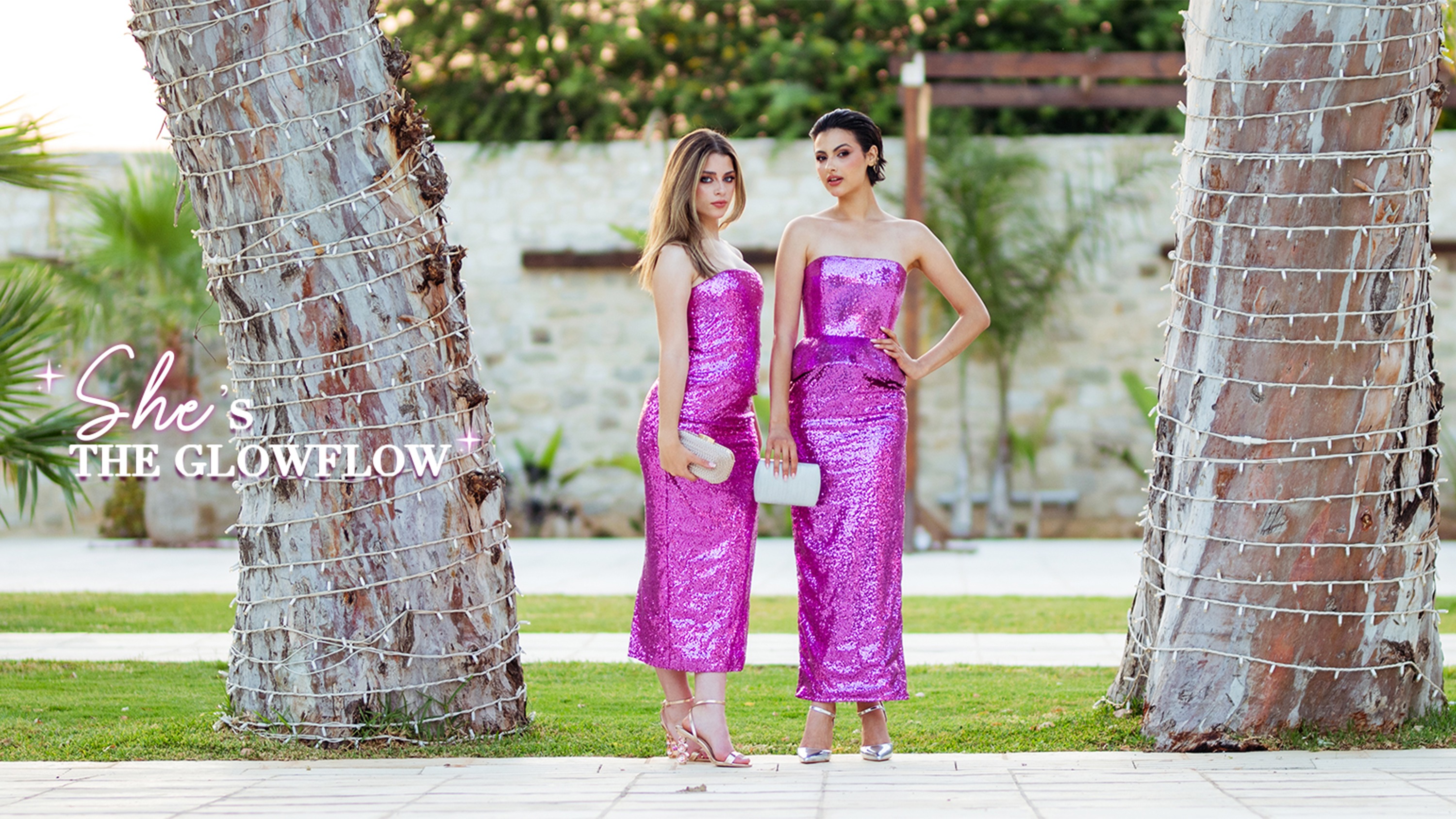 Deux femmes en robes à paillettes fuchsia, campagne « She's the Glowflow »
