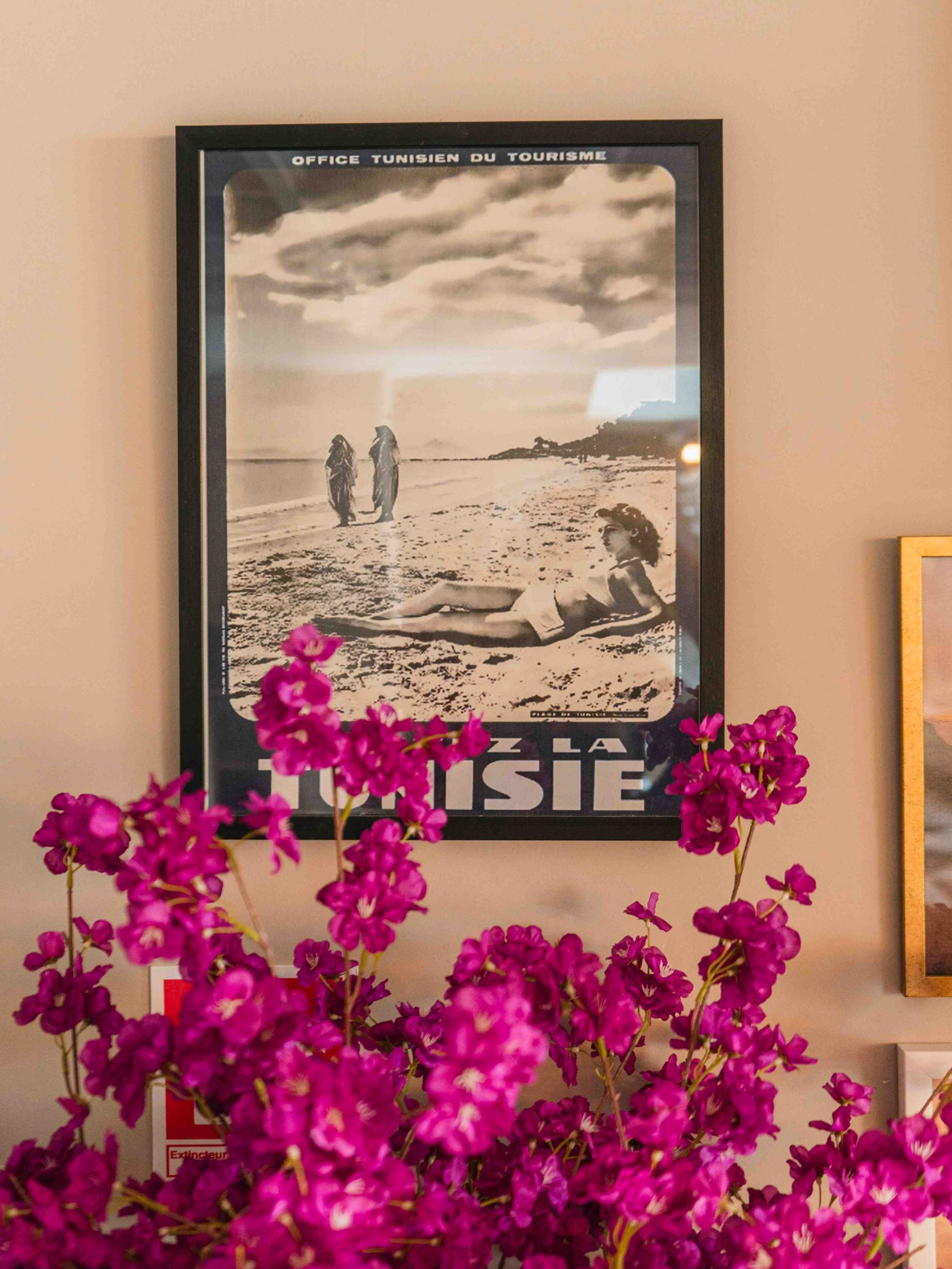 Affiche vintage de l'Office du tourisme tunisien et bougainvilliers