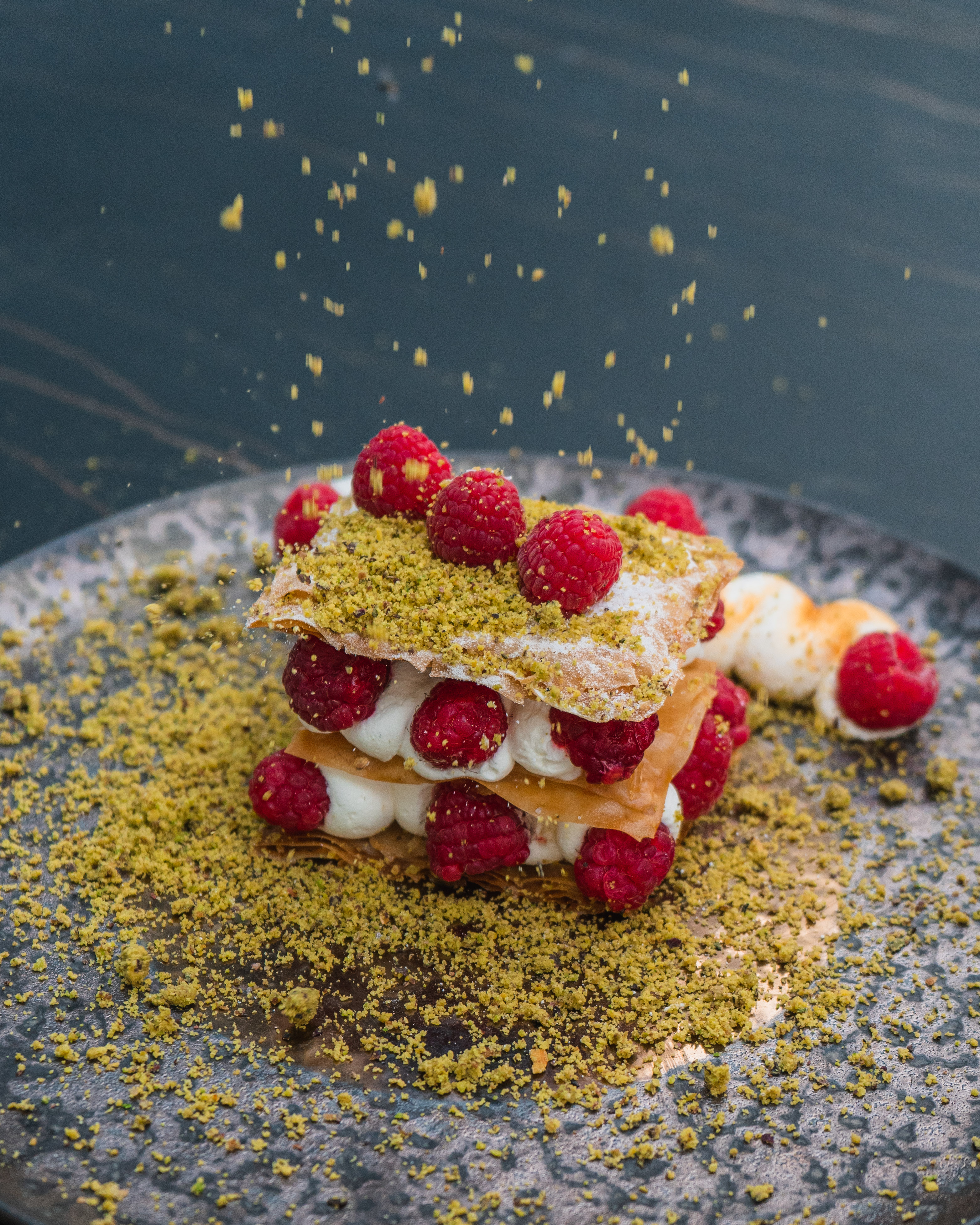 Mille-feuille aux framboises saupoudré de pistache
